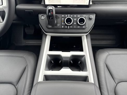 Used 2025 Land Rover Defender 130 X-Dynamic SE image 26