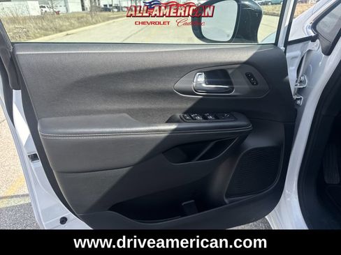 Used 2025 Chrysler Pacifica Select image 21