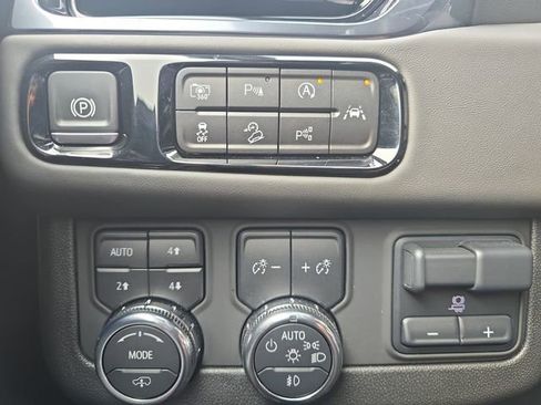 Used 2025 GMC Yukon XL AT4 Ultimate image 27