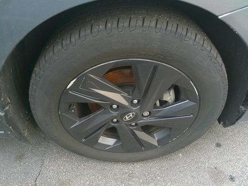 Used 2023 Hyundai Elantra Blue image 9