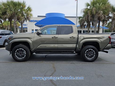 Used 2025 Toyota Tacoma TRD Sport w/ TRD Sport Upgrade Package image 2