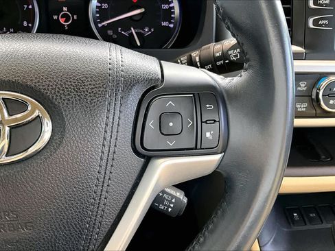 Used 2016 Toyota Highlander XLE FWD image 17