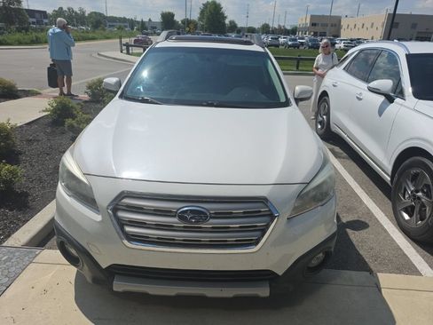 Used 2016 Subaru Outback 2.5i Limited AWD/4WD image 3