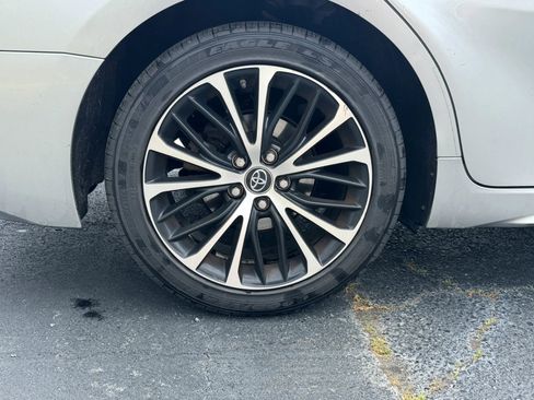 Used 2019 Toyota Camry SE w/ Convenience Package FWD image 8