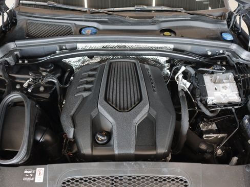 Certified 2025 Porsche Macan AWD/4WD image 28