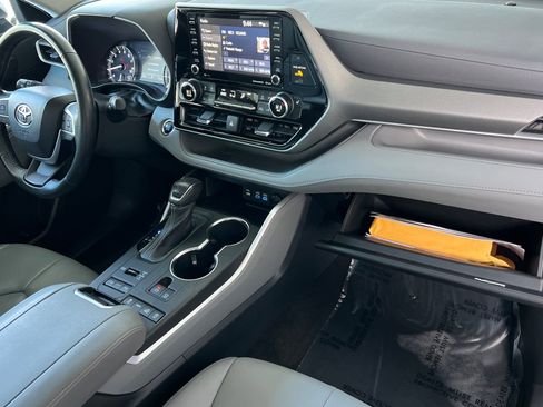 Used 2022 Toyota Highlander XLE image 17