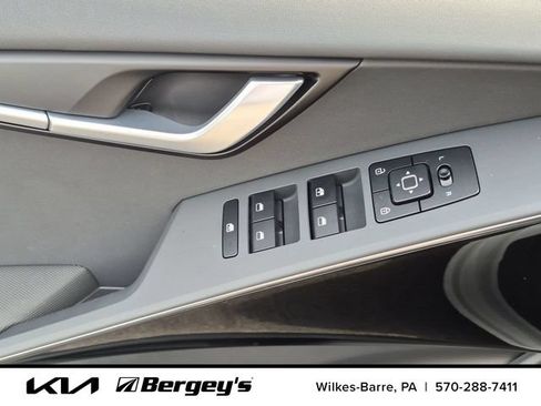 Certified 2025 Kia Niro EX w/ EX Cold Weather Package FWD image 15