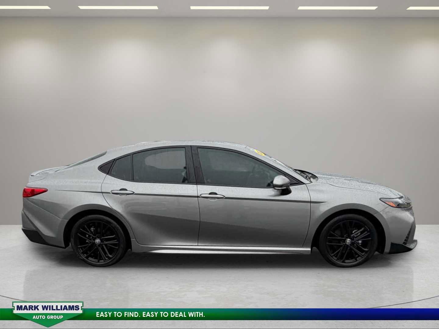 Used 2025 Toyota Camry SE w/ Convenience Package FWD image 5
