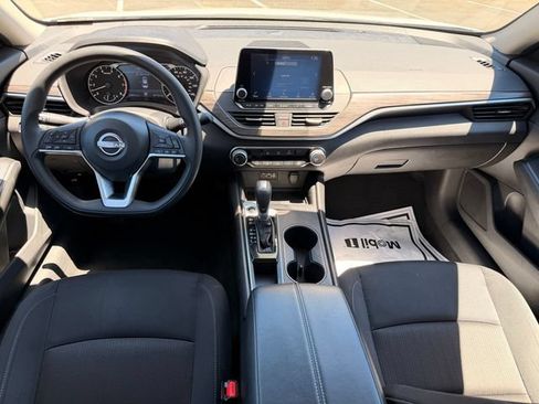Used 2025 Nissan Altima 2.5 SV FWD image 8