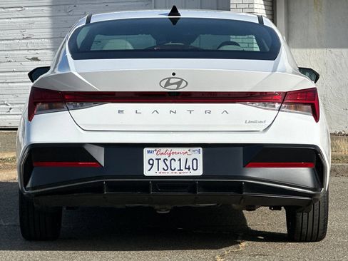 Used 2025 Hyundai Elantra Limited FWD image 7