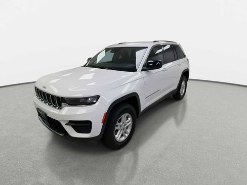 Used 2024 Jeep Grand Cherokee Laredo AWD/4WD image 4