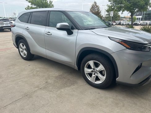 Used 2024 Toyota Highlander LE FWD image 4