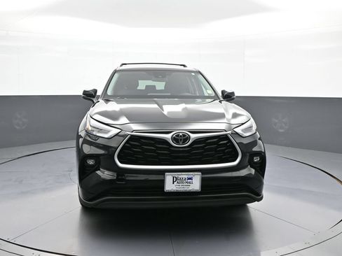Certified 2023 Toyota Highlander LE FWD image 2