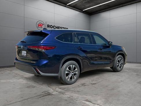 Used 2022 Toyota Highlander XLE AWD/4WD image 5