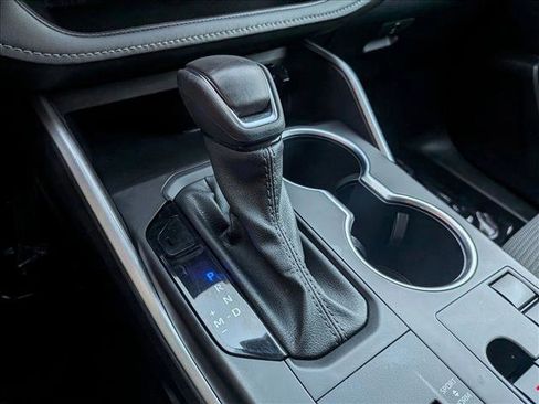 Used 2025 Toyota Highlander LE image 12