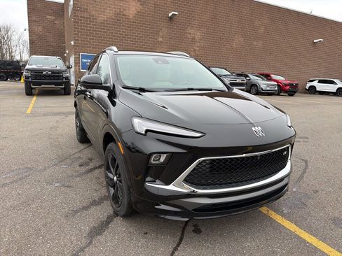 Used 2024 Buick Encore GX Sport Touring w/ Advanced Technology Package image 2