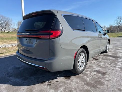 Used 2023 Chrysler Pacifica Touring-L FWD image 7
