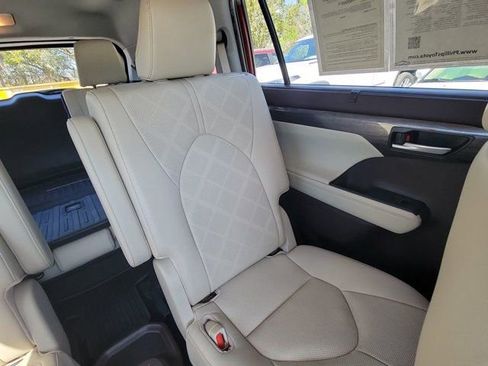 Used 2022 Toyota Highlander Platinum FWD image 6