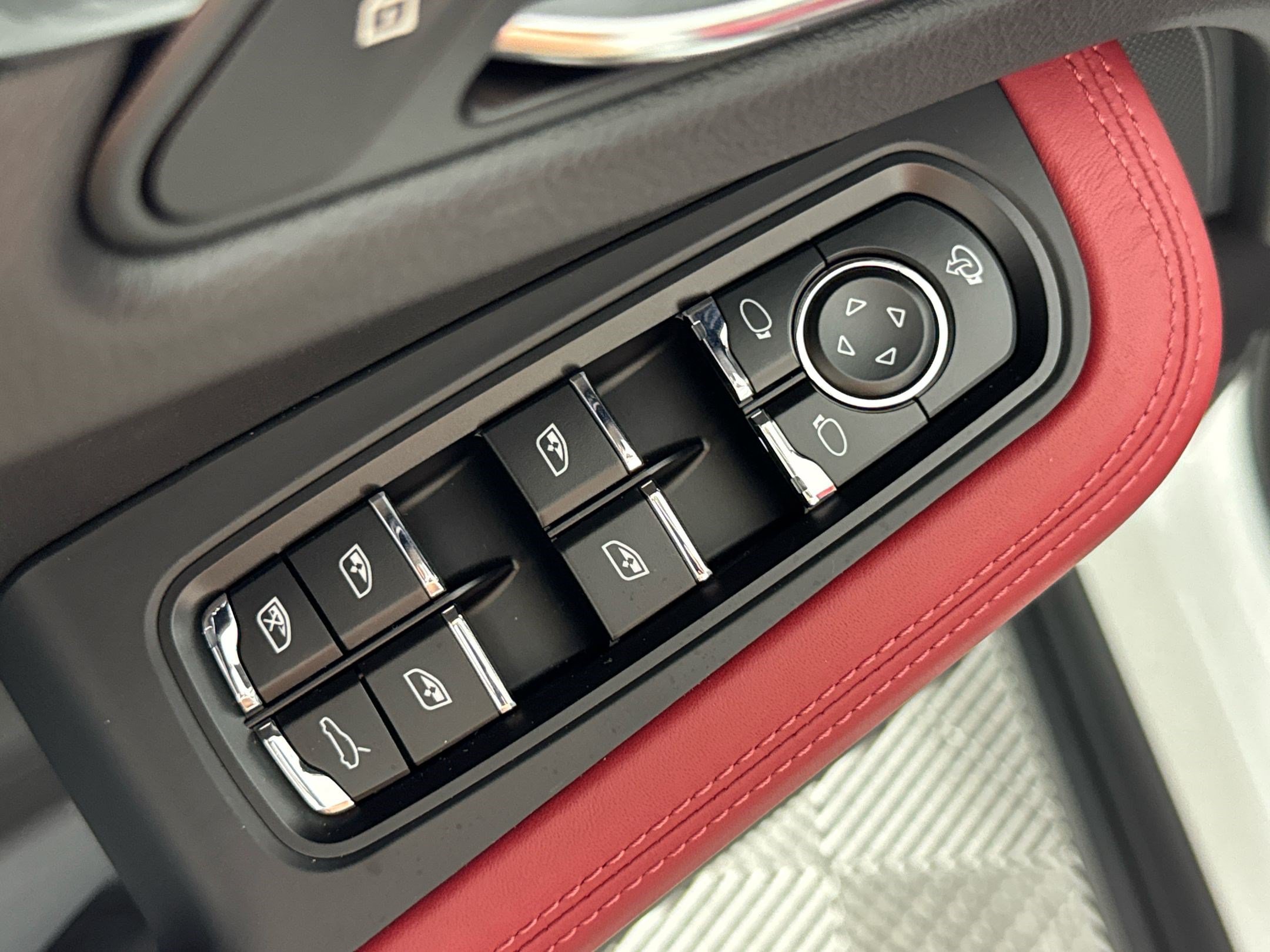 Certified 2026 Porsche Macan AWD/4WD image 13
