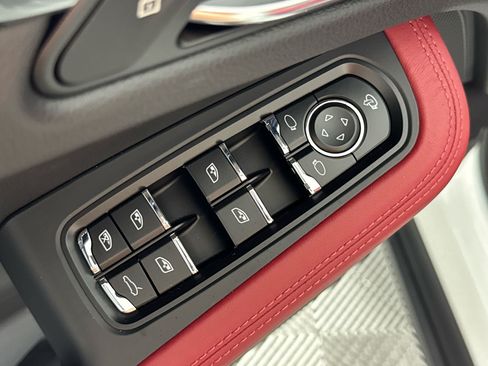 Certified 2026 Porsche Macan AWD/4WD image 13