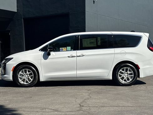 New 2027 Chrysler Pacifica Select FWD image 7