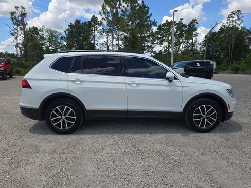 Used 2021 Volkswagen Tiguan SE w/ Panoramic Sunroof Package FWD image 3