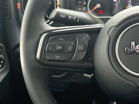 Used 2025 Jeep Gladiator Mojave AWD/4WD image 24