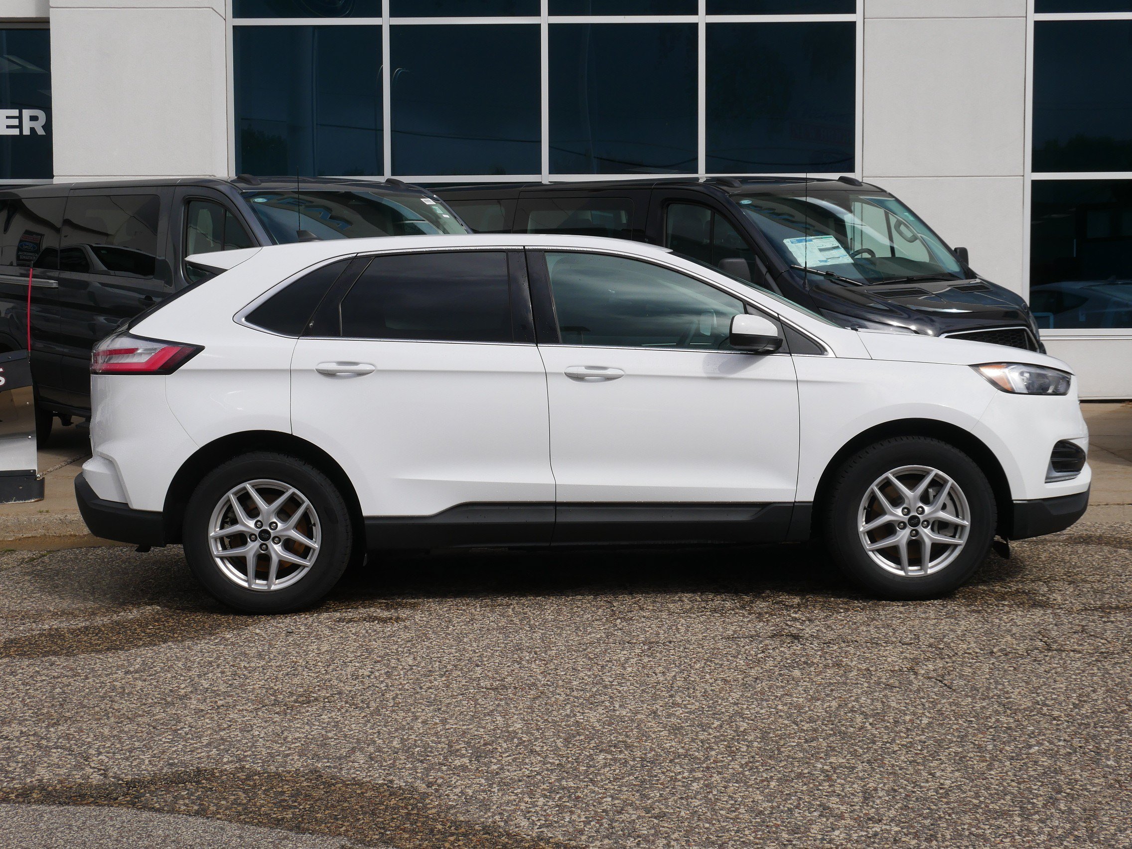 Used 2024 Ford Edge SEL AWD/4WD image 2