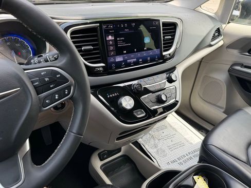 Used 2023 Chrysler Pacifica Touring-L FWD image 38