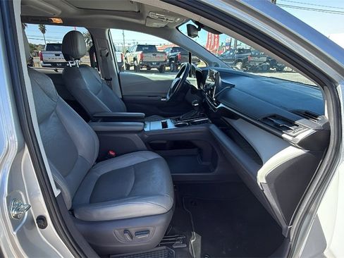 Used 2021 Toyota Sienna Limited image 28