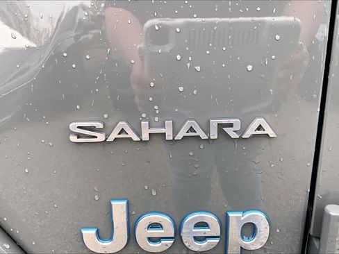 Used 2021 Jeep Wrangler Unlimited Sahara w/ Cold Weather Group AWD/4WD image 10