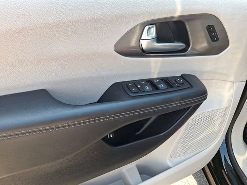 Used 2024 Chrysler Pacifica Limited FWD image 14