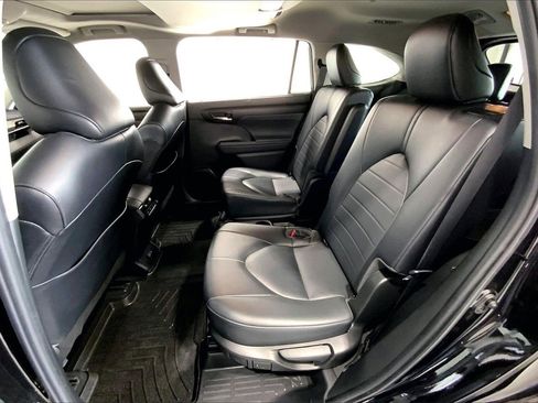 Used 2022 Toyota Highlander XLE image 19