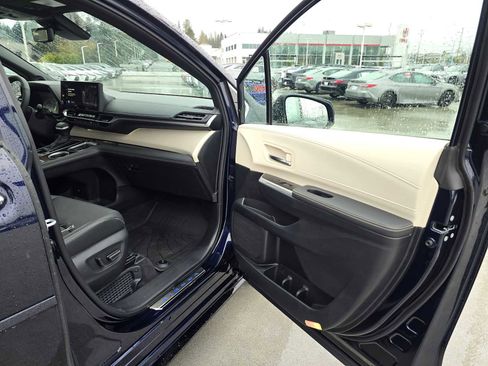 Certified 2025 Toyota Sienna Limited image 10