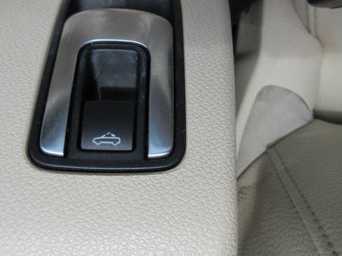 Used 2011 Volkswagen Eos Komfort FWD image 32