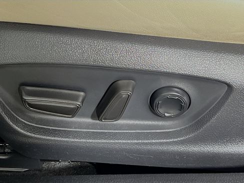 Used 2019 Toyota Avalon Limited image 16