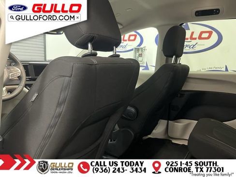 Used 2023 Chrysler Voyager LX FWD image 17
