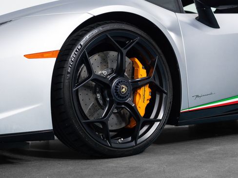 Used 2018 Lamborghini Huracan Performante AWD/4WD image 32