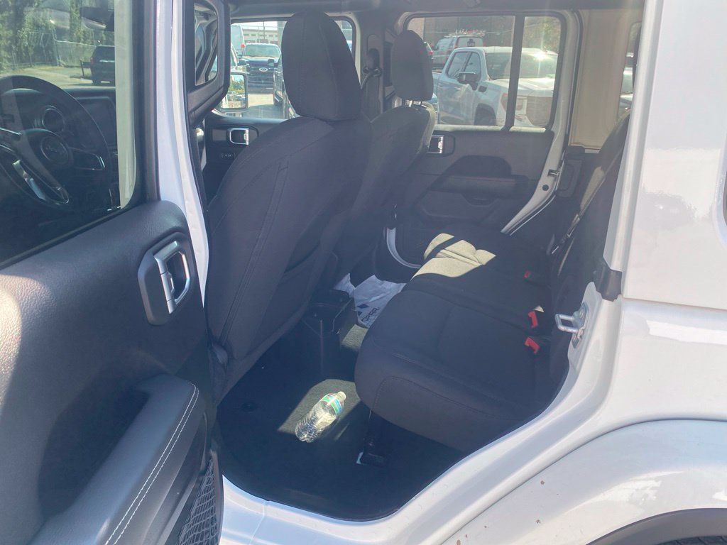 Used 2023 Jeep Wrangler Unlimited Sahara AWD/4WD image 18