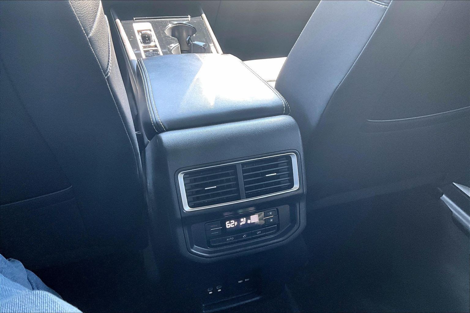 Used 2025 Volkswagen Atlas SE AWD/4WD image 11