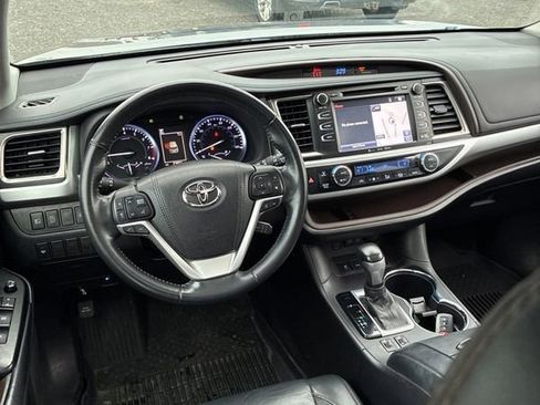 Used 2018 Toyota Highlander XLE image 27