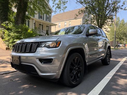 Used 2019 Jeep Grand Cherokee Altitude image 2