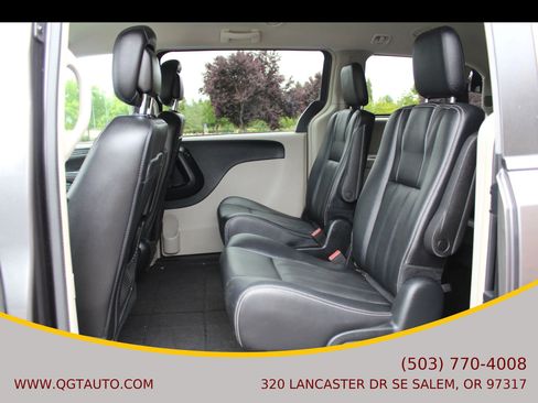 Used 2016 Chrysler Town & Country Touring image 13