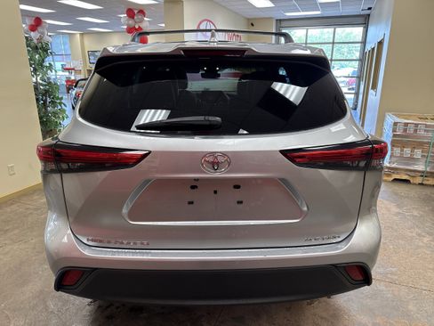 Used 2022 Toyota Highlander XLE AWD/4WD image 9
