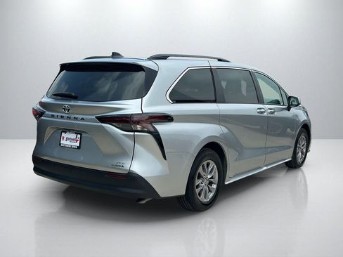 Used 2024 Toyota Sienna XLE w/ XLE Plus Package FWD image 5