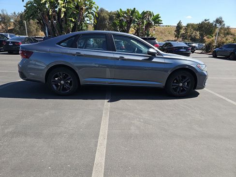 Used 2023 Volkswagen Jetta SE w/ Panoramic Sunroof Package FWD image 4