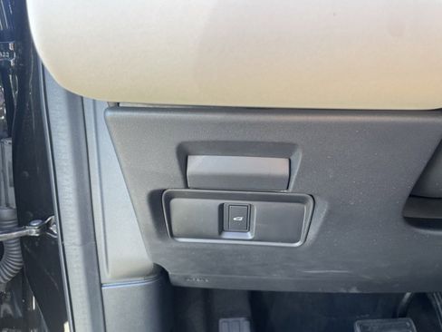 Used 2024 Land Rover Discovery Sport S image 18