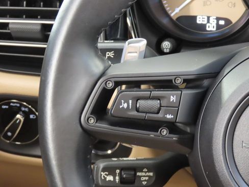 Certified 2025 Porsche Macan AWD/4WD image 20