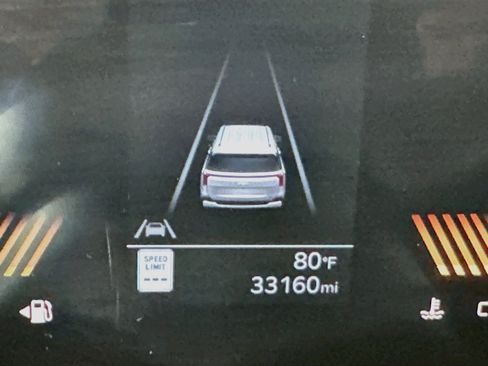 Used 2025 Kia Carnival FWD image 19
