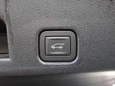 Used 2025 Chevrolet Traverse LT image 30